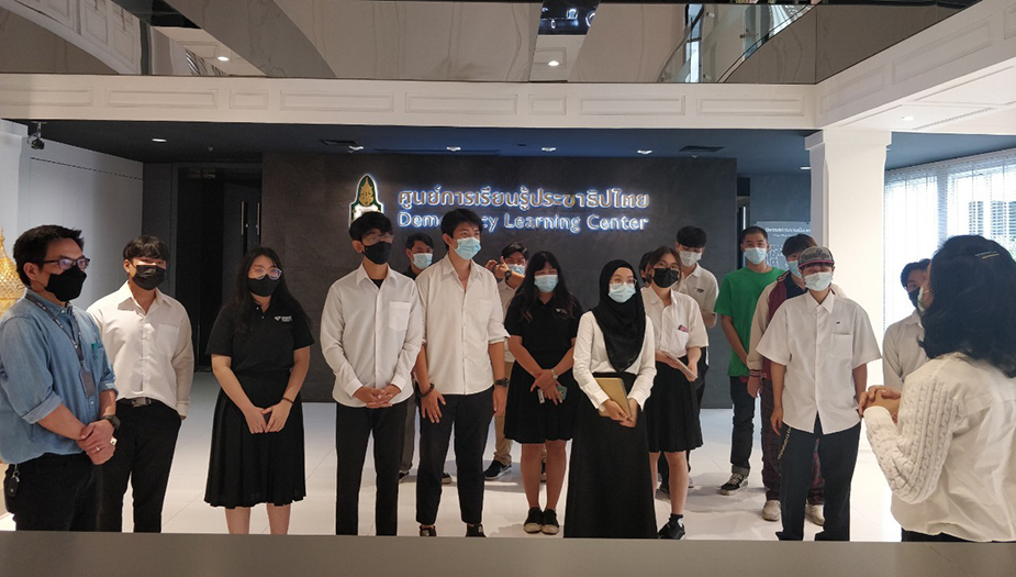 คณะนักศึกษาจากภาควิชาสถาปัตยกรรมภายใน คณะสถาปัตยกรรมศาสตร์ มหาวิทยาลัยกรุงเทพฯ   เข้าศึกษาดูงานพิพิธภัณฑ์พระบาทสมเด็จพระปกเกล้าเจ้าอยู่หัว และศูนย์การเรียนรู้ประชาธิปไตย